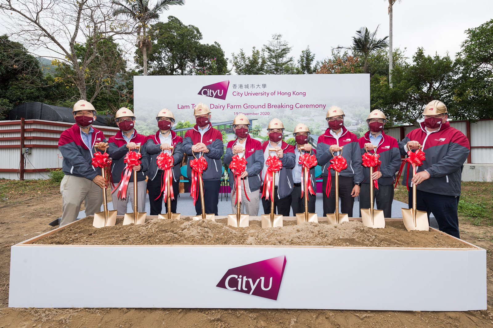 President Kuo, together with senior management and staff from veterinary medicine, witness the ground-breaking ceremony.