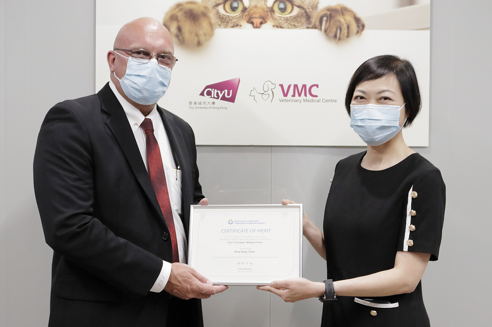 Dr Hockley (left) of CVMC received the award from Ms Ng of the Government's Customs and Excise Department.