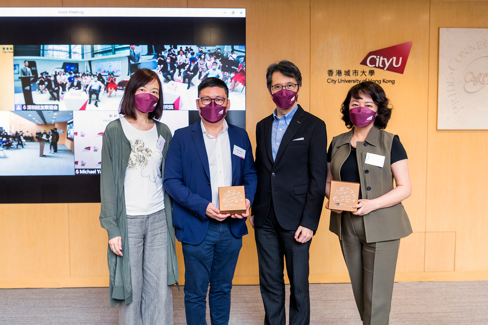 Professor Matthew Lee Kwok-on, Vice-President (Development and External Relations) (2nd from right), and Ms Kathy Chan Yin-ling, Associate Vice-President (Development and Alumni Relations) (1st from left), presented souvenirs to representatives of the Shenzhen Alumni Chapter and CityU Eminence Society.