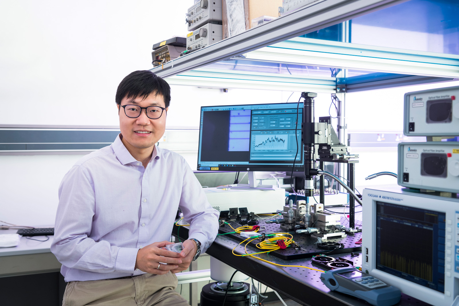 Dr Wang Cheng receives the Croucher Innovation Award 2020.