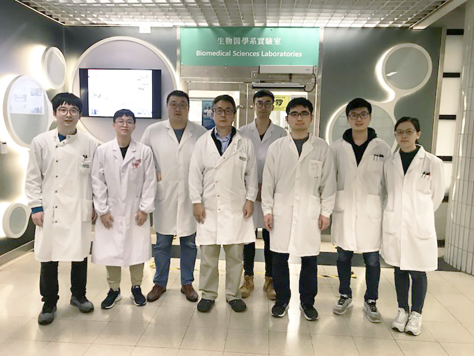 Dr Yue Jianbo (4th left) is developing new generation anti-metastasis drugs based on endosomal trafficking.