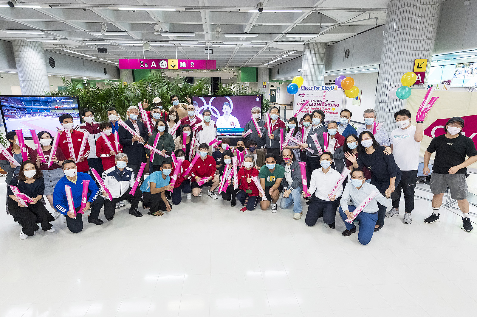 President Kuo, together with the senior management, and about 100 staff, students and athletic team members¸ watched while alumna Grace Lau won the bronze medal in the Karate Women’s Kata in the Tokyo Olympics.