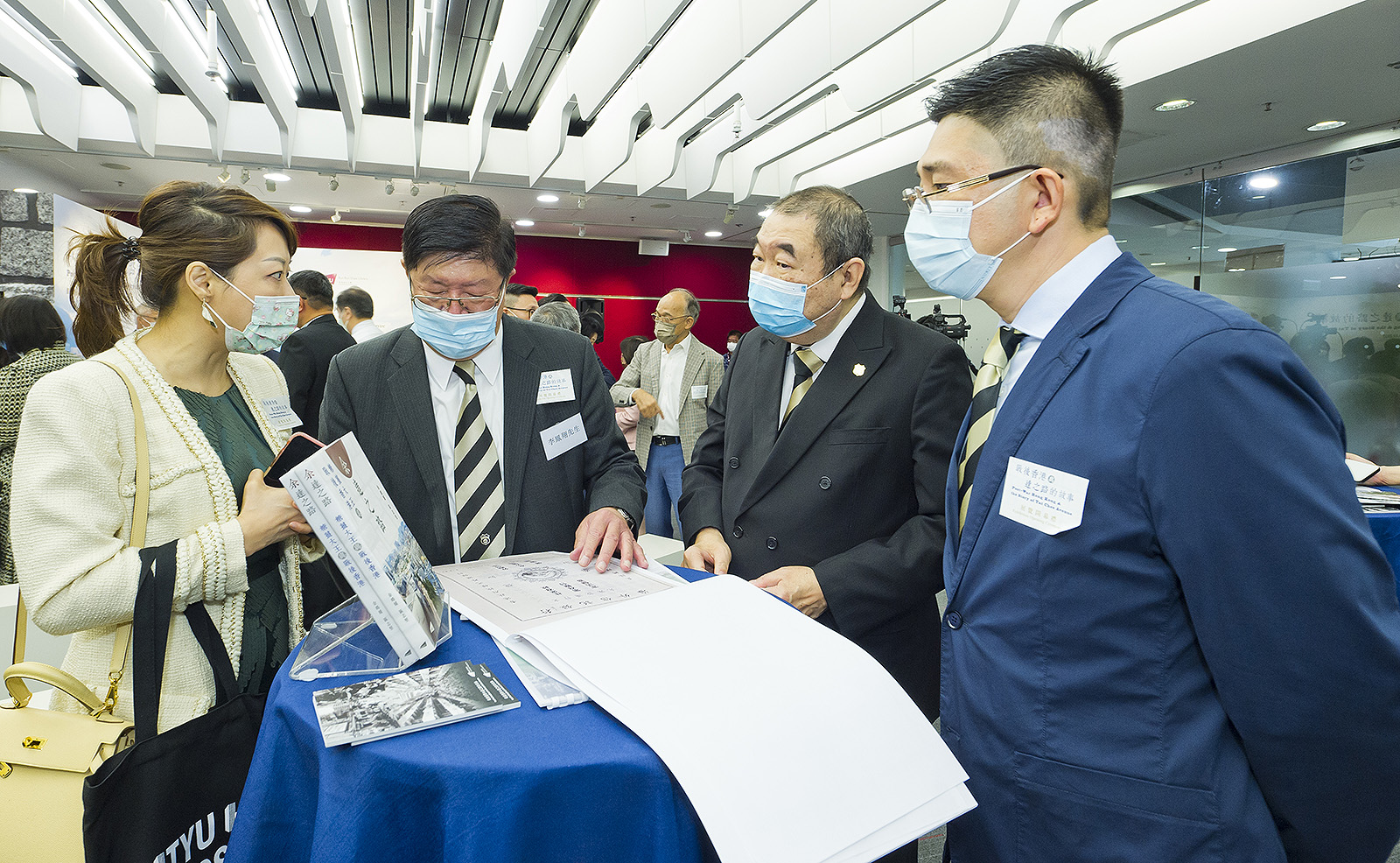 Distinguished guests visit the exhibition after the opening ceremony. 