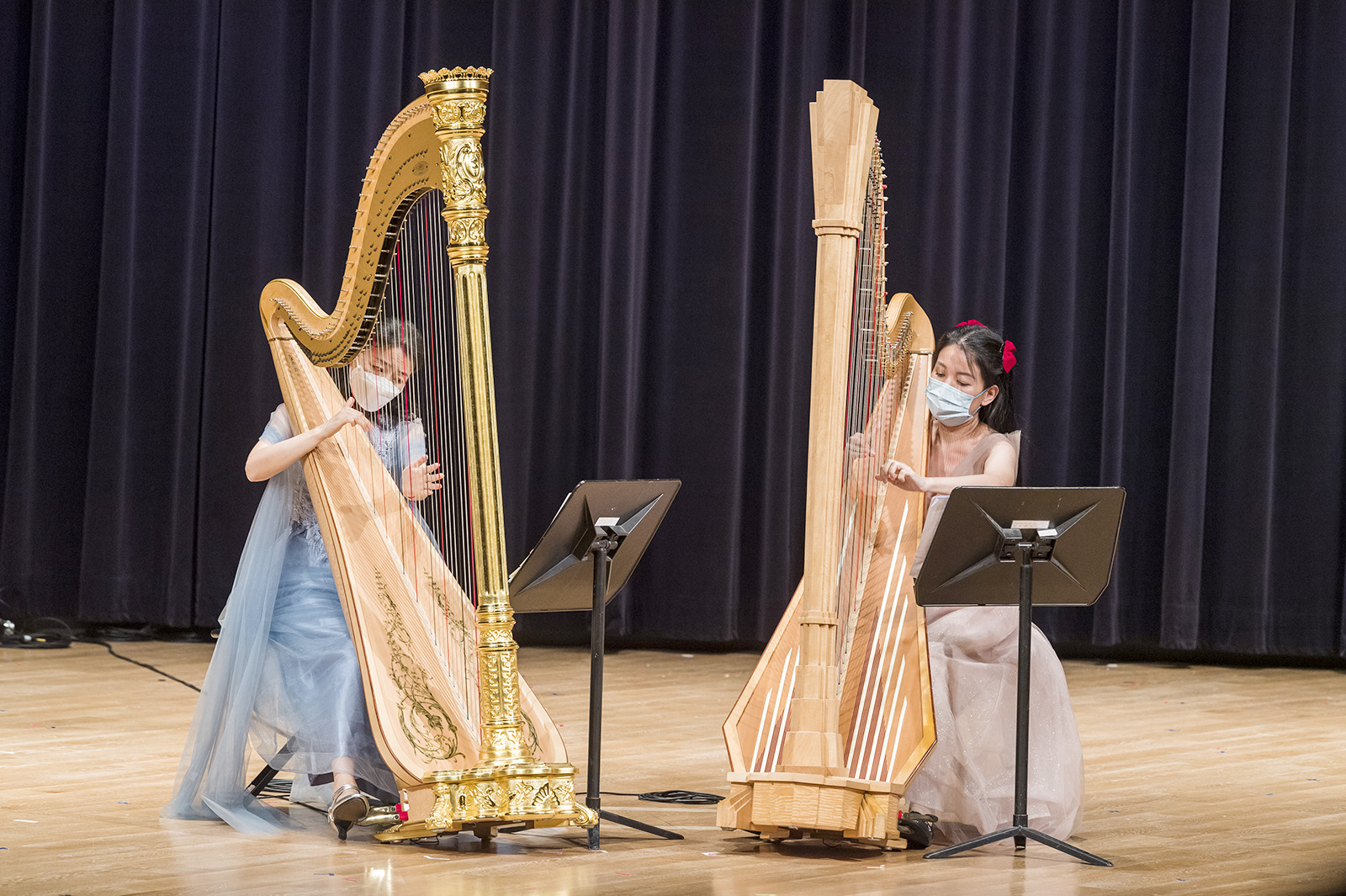 豎琴演奏家于丹女士（左）及楊柳依女士（右）傾力演出。