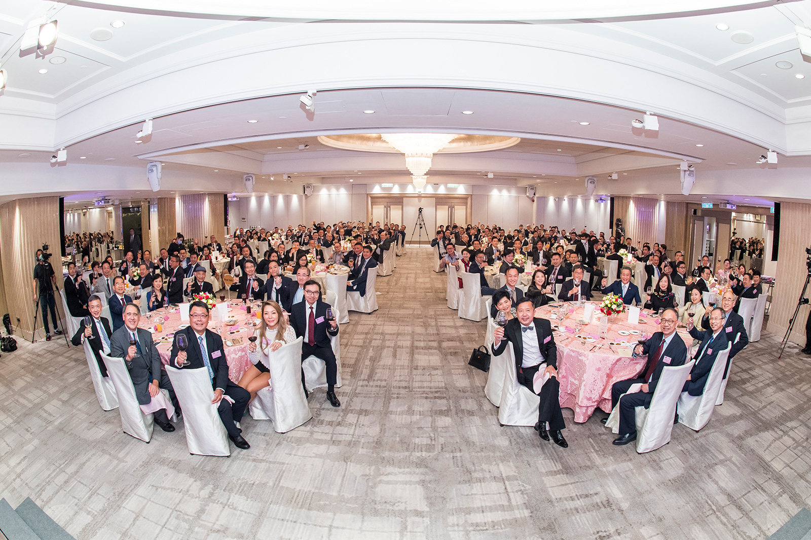 Some 190 guests toast to the future success of CityU following the award presentation ceremony.