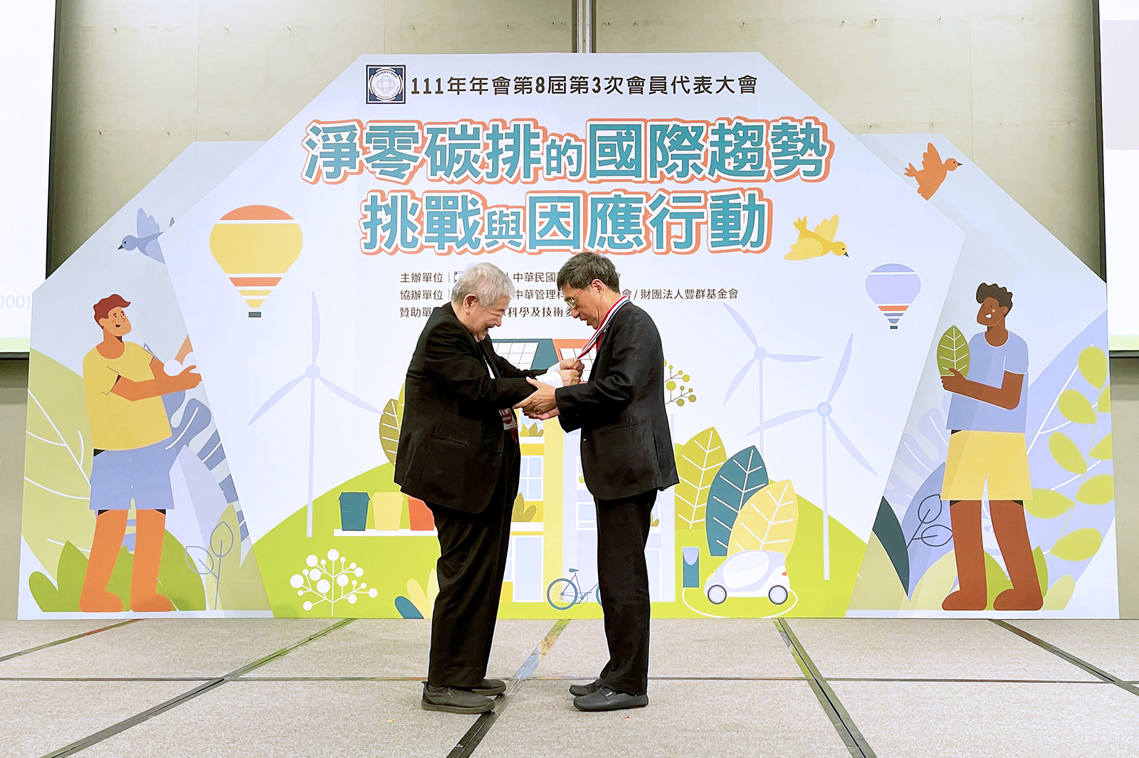 Professor Paul Hsu S. C., Honorary Chairman of the Chinese Management Association, presents the prestigious medal in Management to Professor Way Kuo, President of CityU.