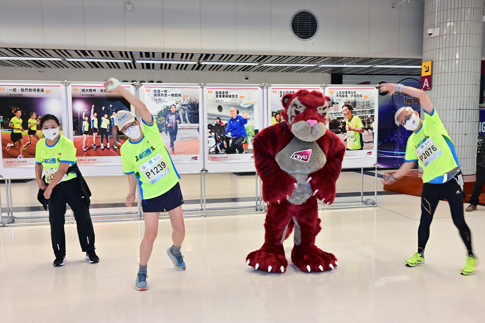 The University mascot showed support for CityU runners and warmed up together before the race!