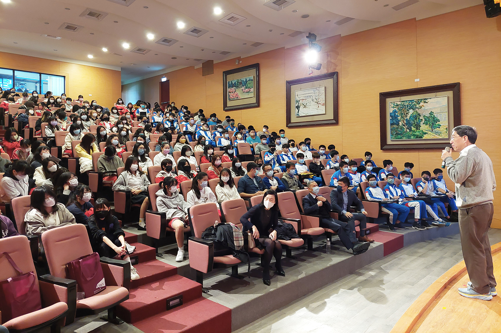 President Kuo shared his insights with students from National Hualien Girls' Senior High School of Taiwan.