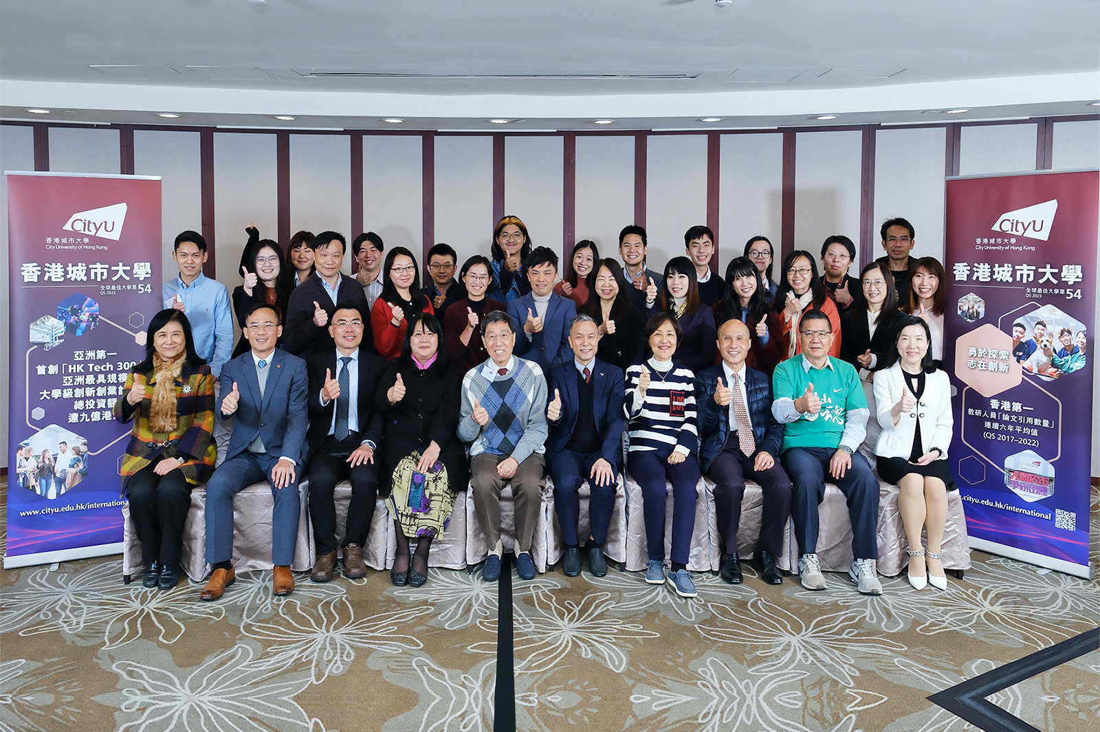President Kuo, Professor Yuen (1st row, 5th & 6th from left) and Professor He (2nd row, 6th from left) met with secondary school principals at a dinner reception during their visit to Taiwan.