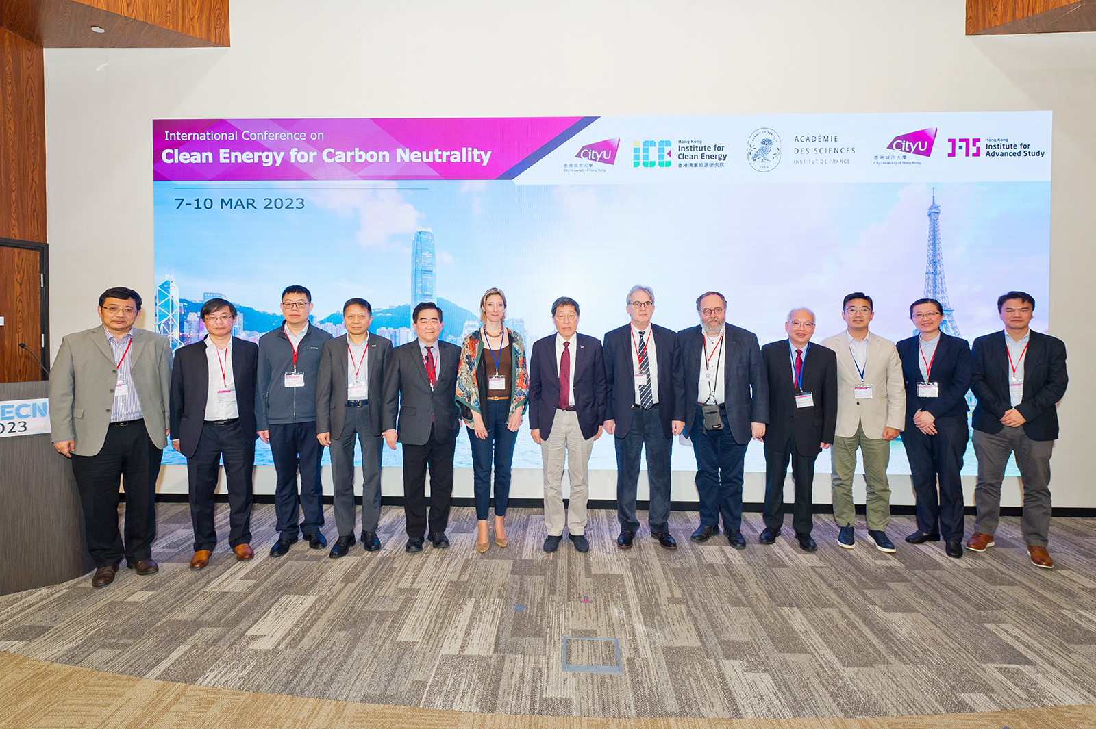 President Kuo (middle), Mrs Drulhe (6th from the left), Professor Jen (5th from the left) and Professor Fontecave (6th from the right) attend the opening ceremony of the International Conference on Clean Energy for Carbon Neutrality.