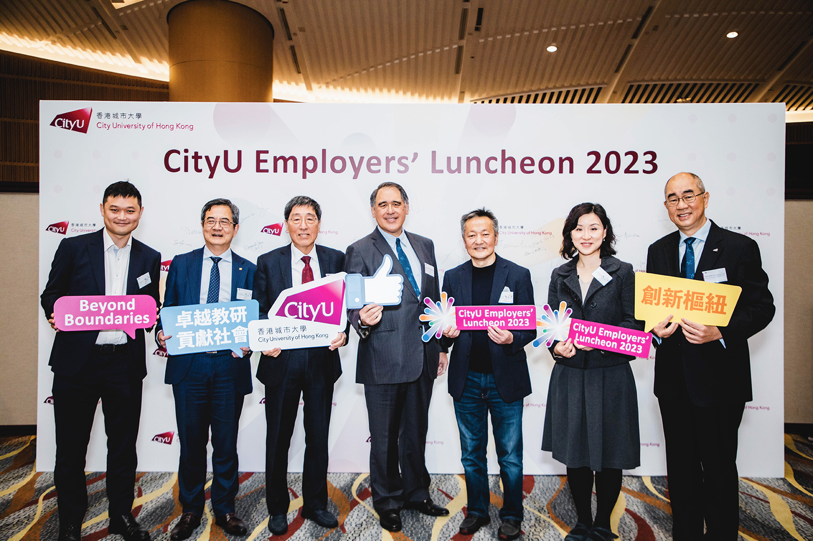 Mr Huang (centre) and President Kuo (third from left) expressed their sincere appreciation to the representatives from various industries.