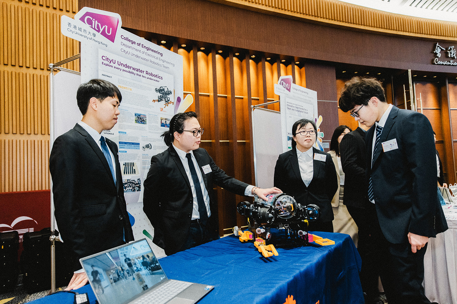 A CityU team showcased how to operate a remotely operated underwater robot to complete a series of complex tasks.