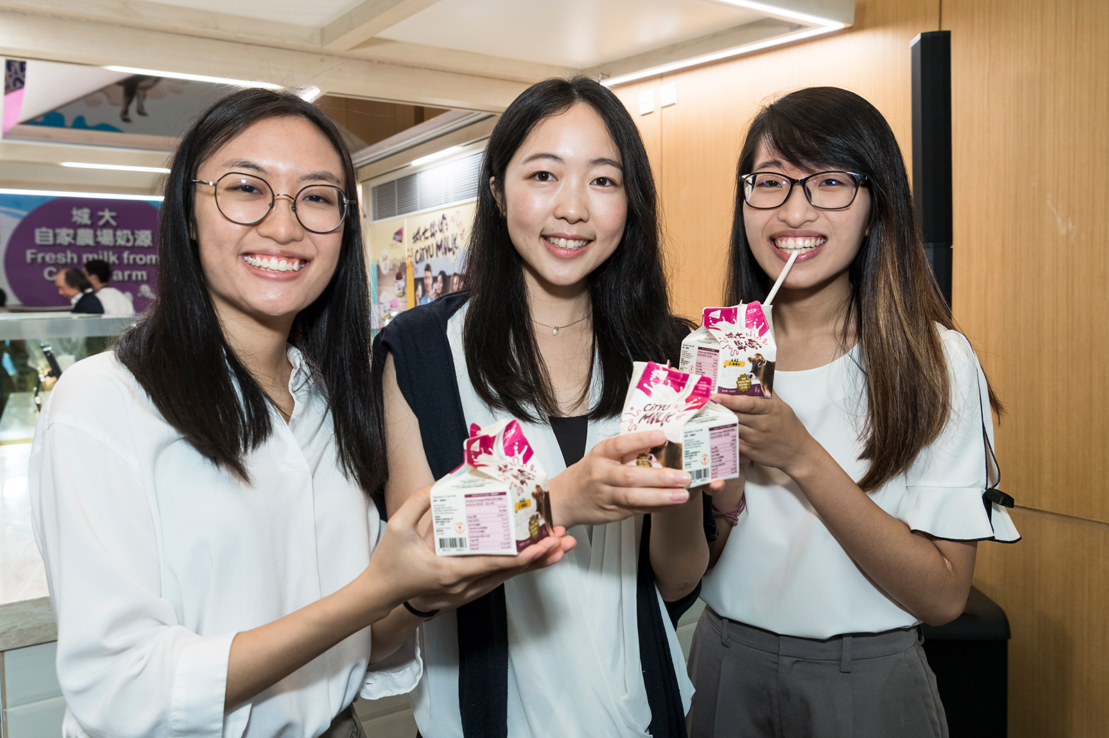 Students try CityU Milk for the first time.