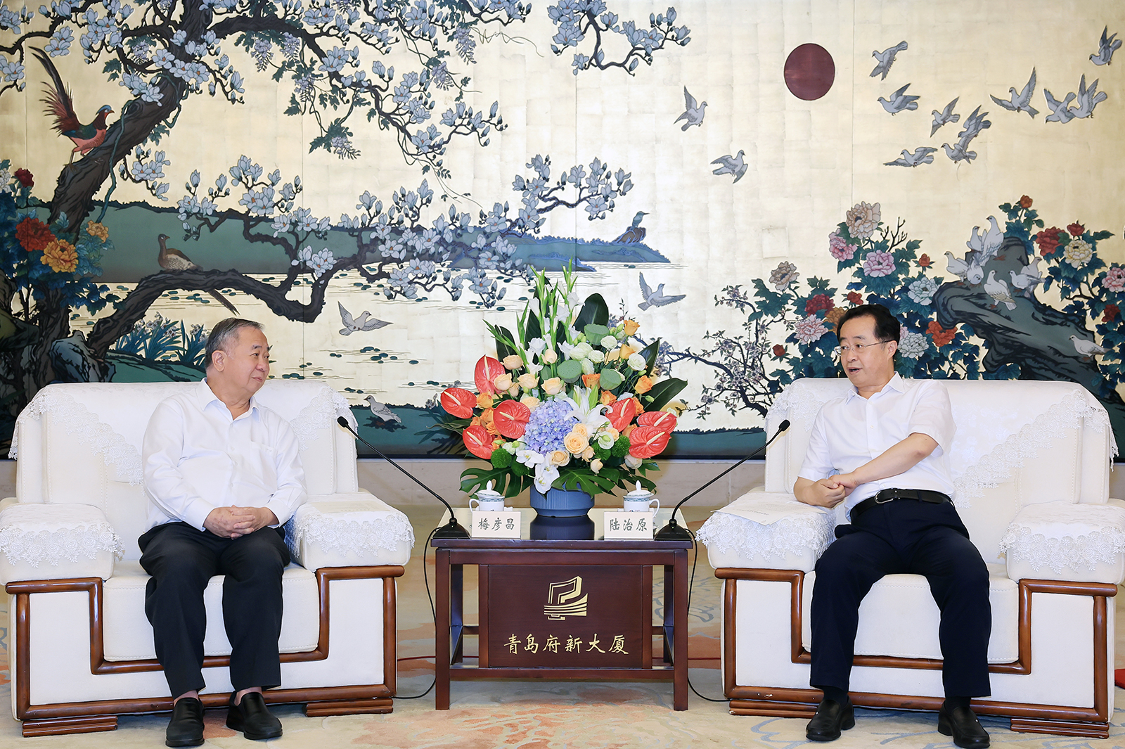 The President of CityU, Professor Freddy Boey Yin Chiang (left), led a delegation to meet with Mr Lu Zhiyuan (right), Deputy Secretary of the Shandong Provincial Committee and Secretary of the Qingdao Municipal Committee of the Chinese Communist Party.