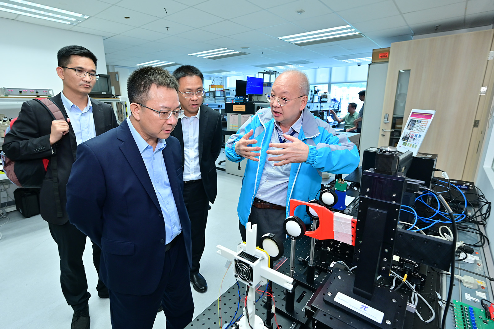 The delegation visits the State Key Laboratory of Terahertz and Millimeter Waves.