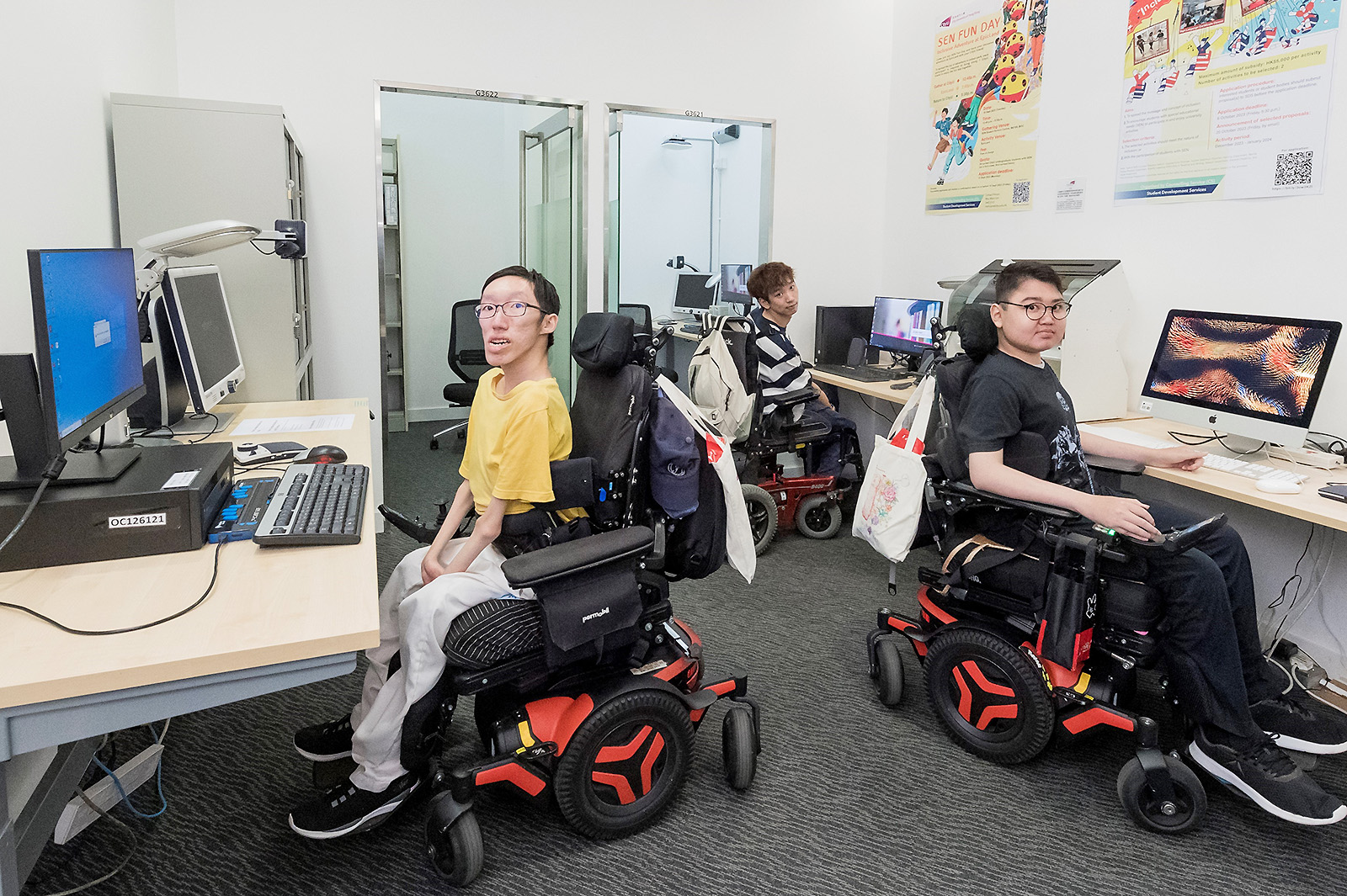 Freshmen were introduced to the barrier-free learning environment during a campus tour. (From left) Leung Pui Kin, a CityU graduate in Electrical Engineering, Lau Pak-hei and Yang Letian.