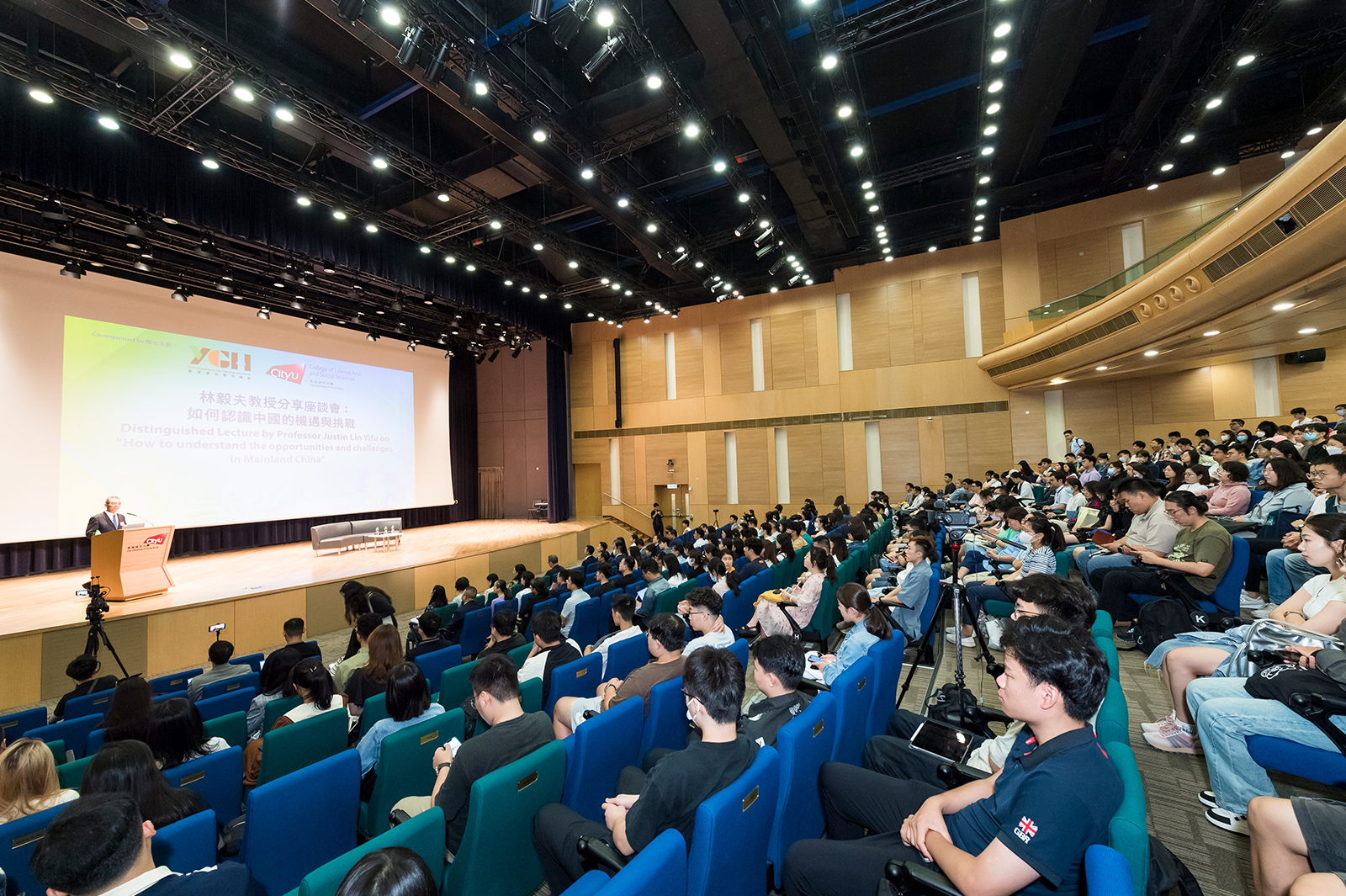 The seminar attracts over 500 CityU faculty, students and members of the public.