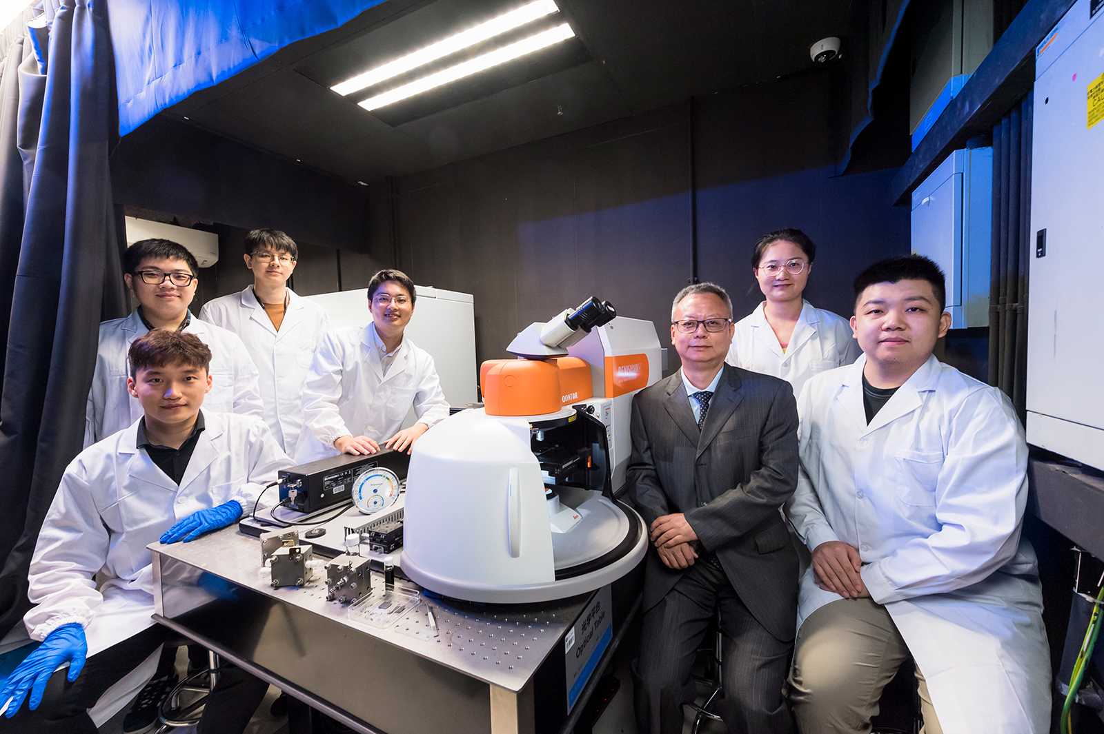 Professor Zhang and his research team at CityU. 