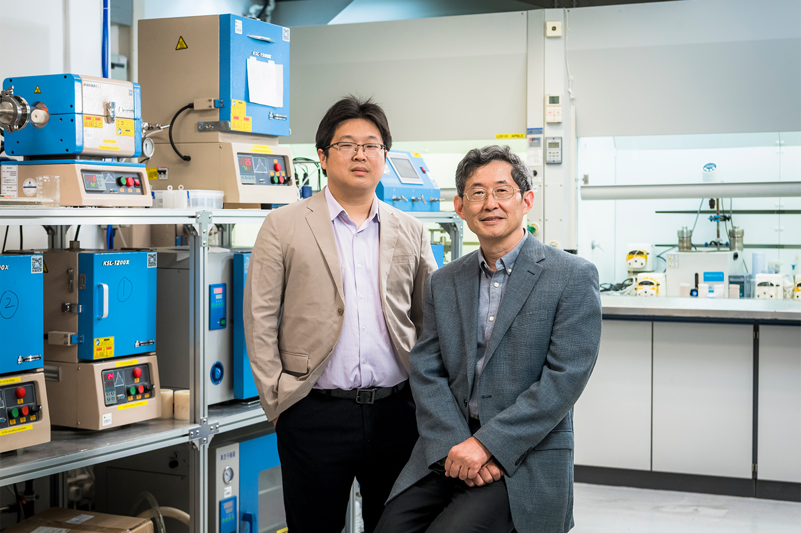 Professor Ren Yang (right), Professor Liu Qi of the Department of Physics and their team have achieved pivotal breakthrough in battery technology.