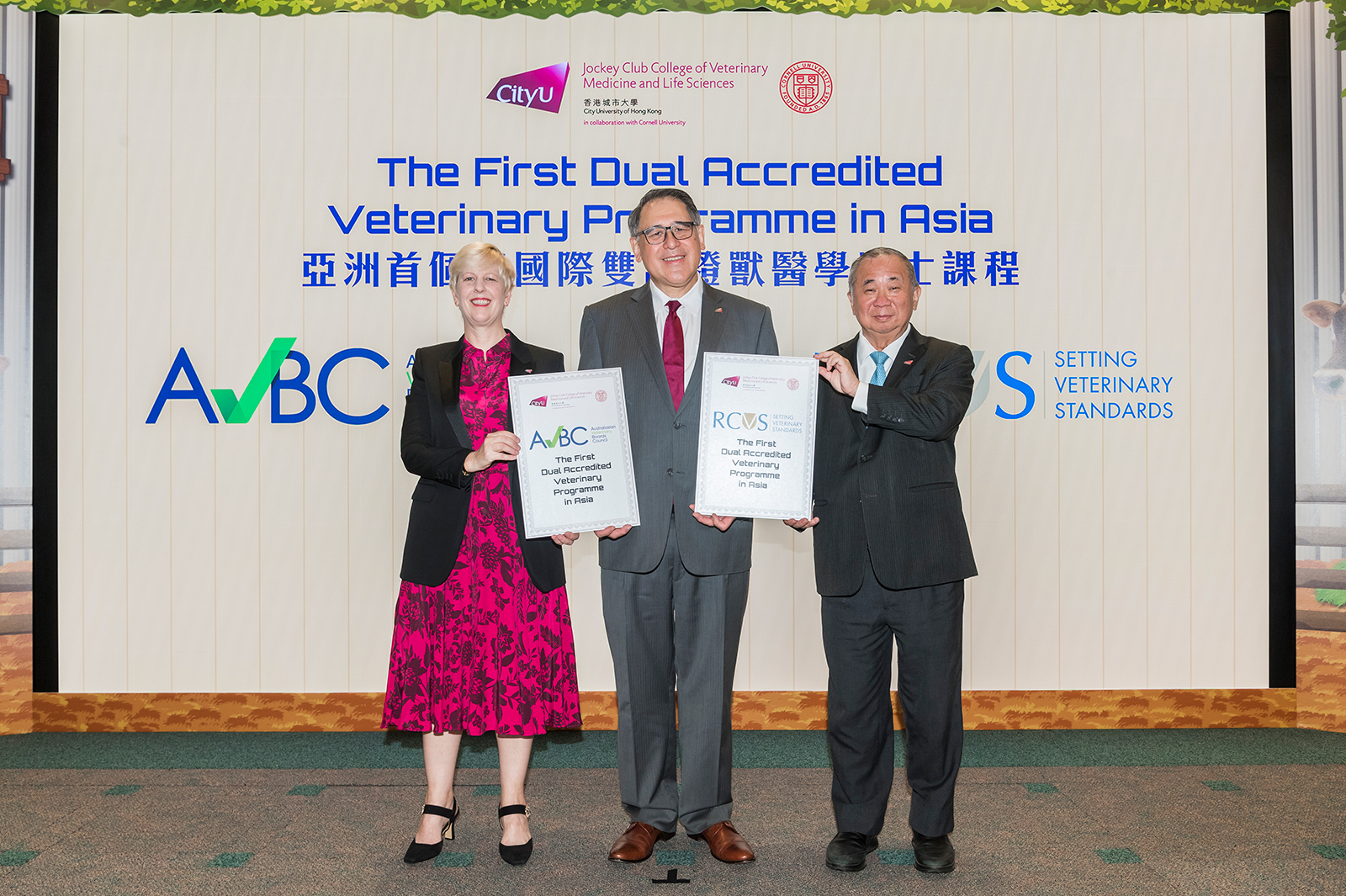 Mr Lester Garson Huang (middle), Professor Freddy Boey (right), and Professor Vanessa Barrs (left). 