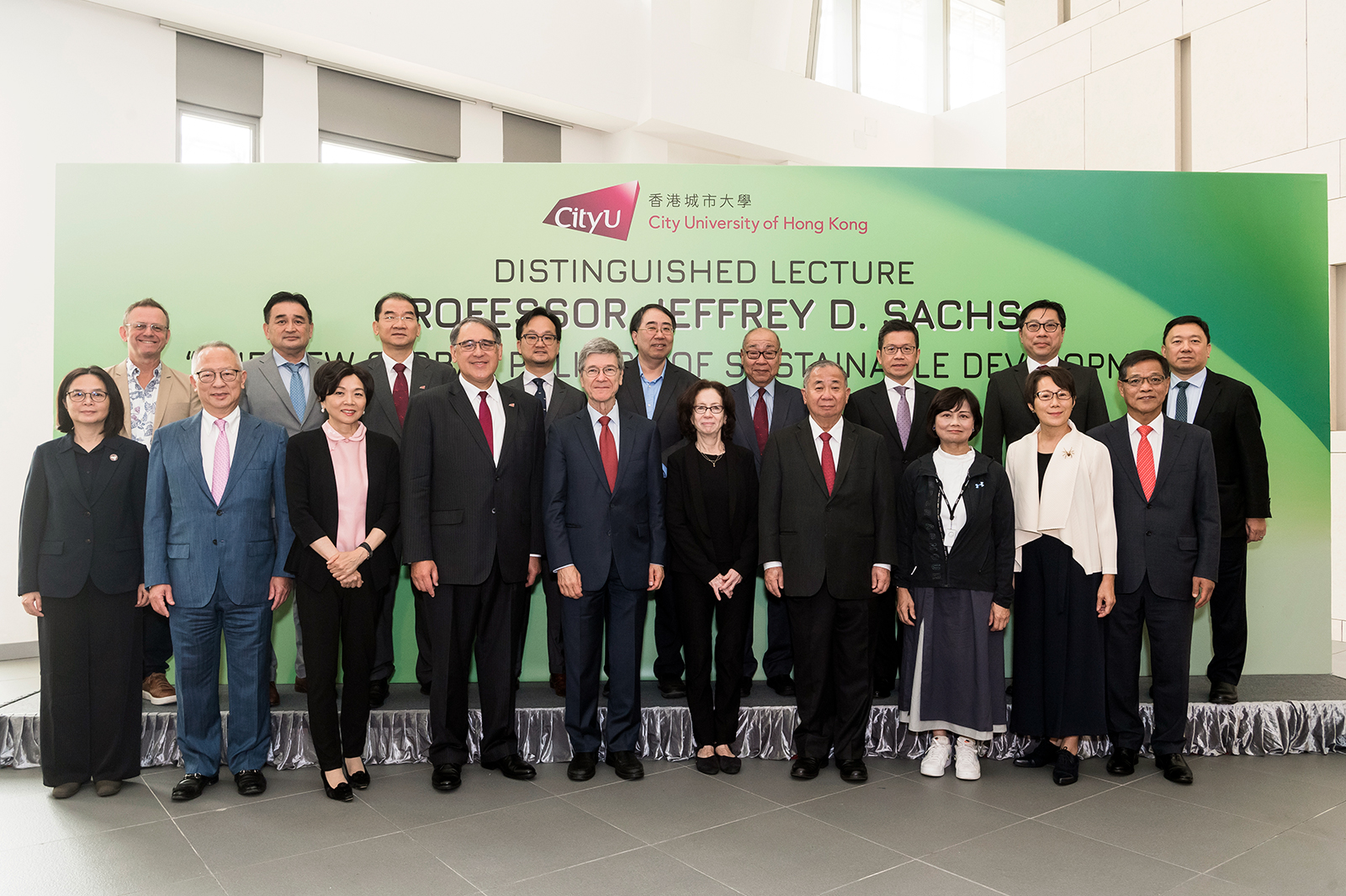 Mr Lester Garson Huang (forth from left, front row), Council Chairman of CityU, President Freddy Boey Yin Chiang (forth from right, front row) and guests take photo with Professor and Mrs Sachs (fifth and sixth from left, front row).