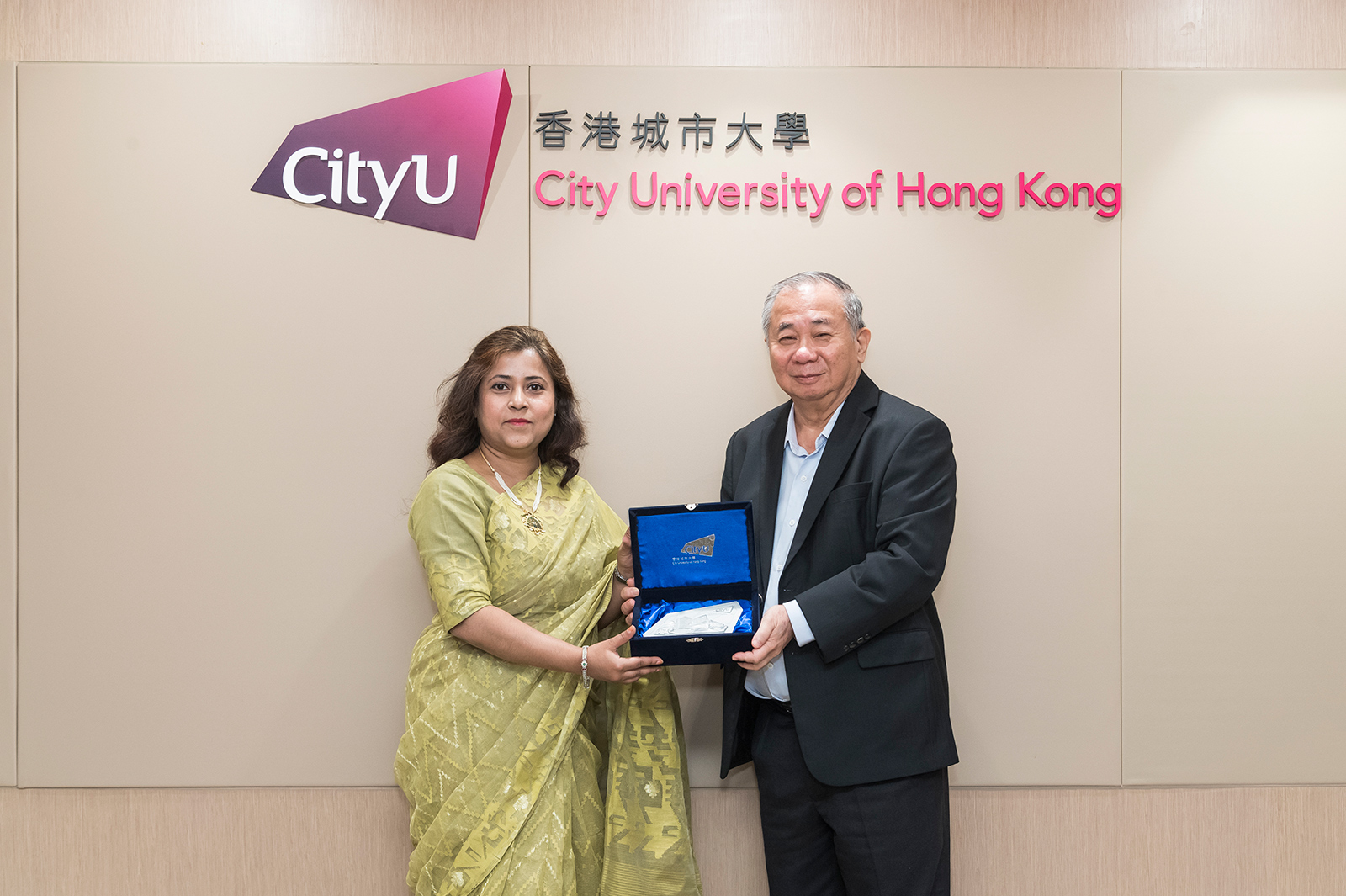 President Boey (right) presents a souvenir to Ms Israt Ara.