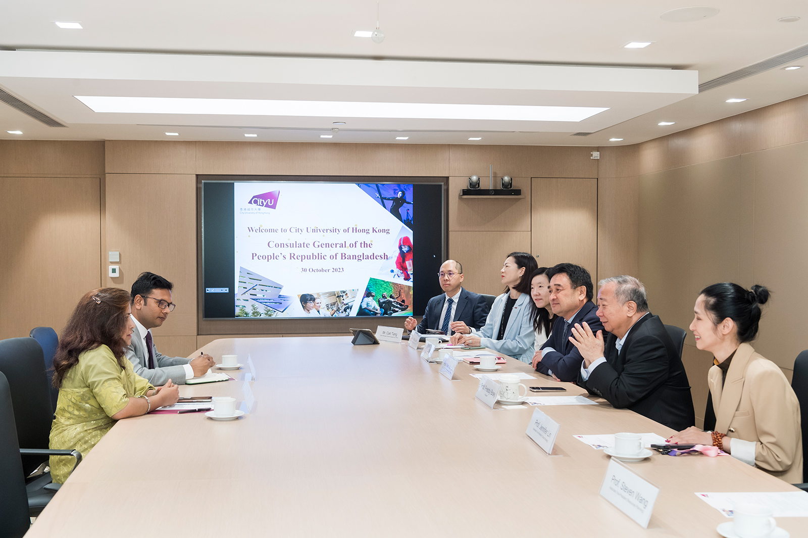 Ms Israt Ara and Mr Md Marzuk Islam (left side) discuss collaboration opportunities with CityU’s management team.