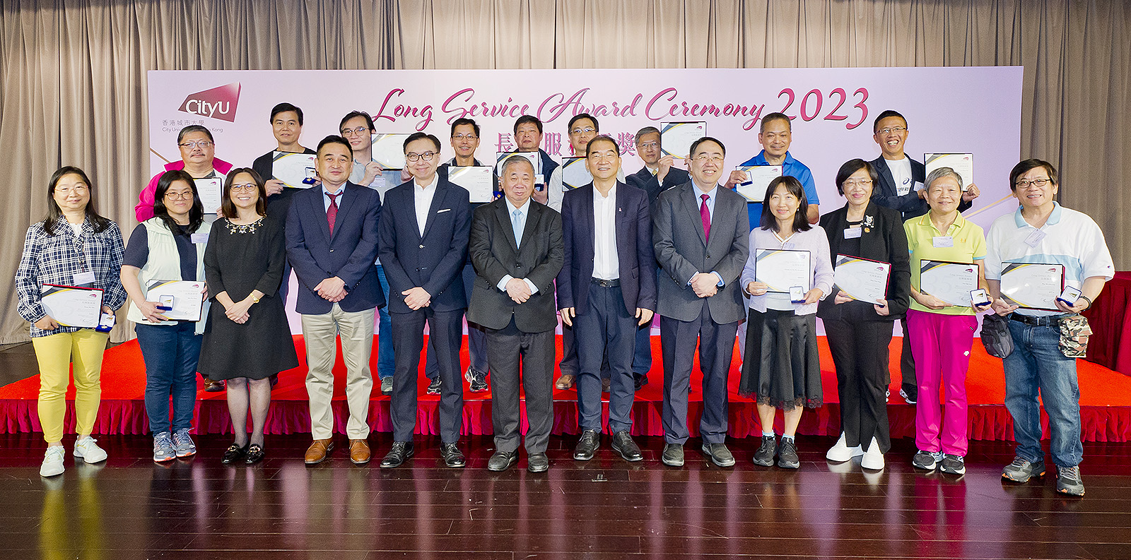 The CityU management took a photo with the long-serving staff.