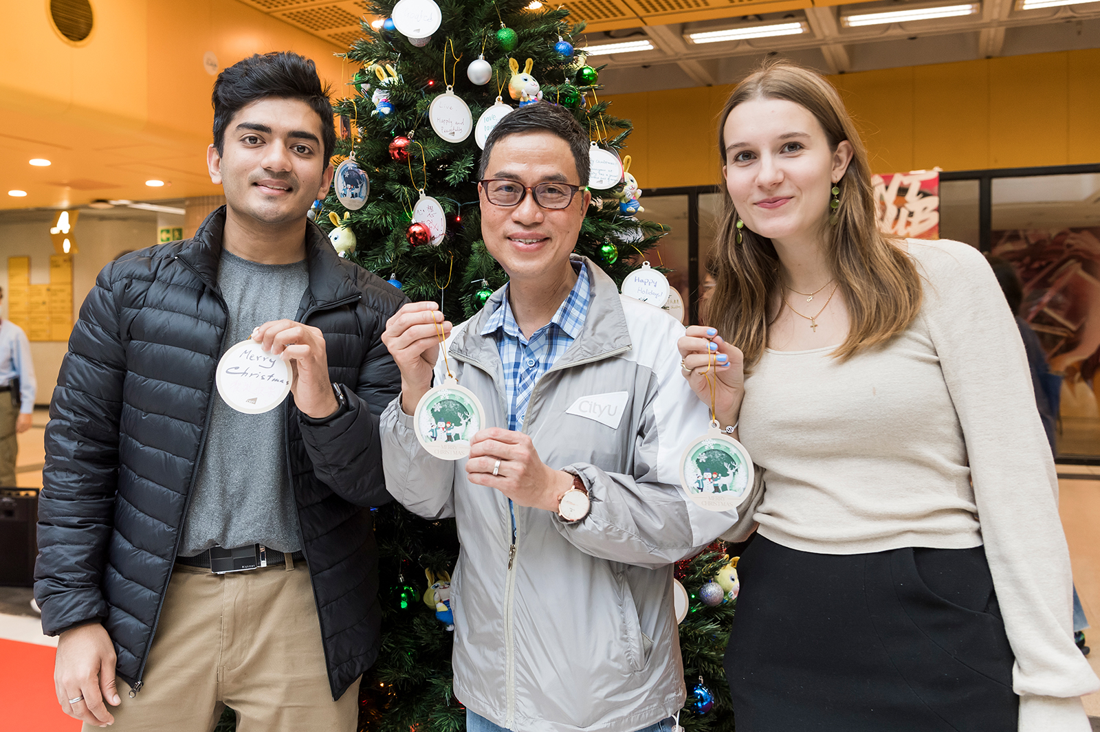 Professor Chung (middle) and students convey their blessings through festive-themed cards.
