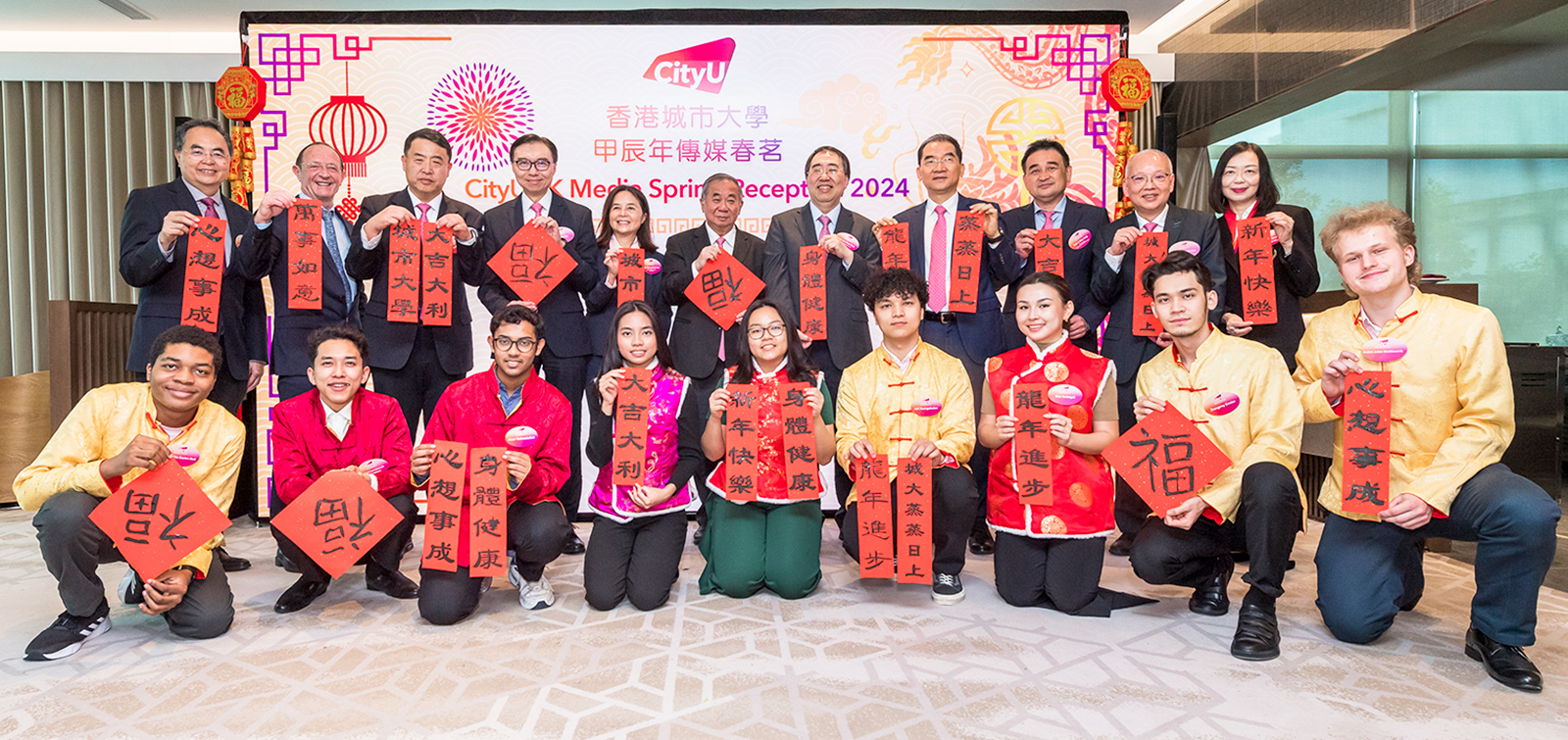 International students, dressed in traditional Chinese New Year attire, participated in the event and wrote calligraphy fai chun, wishing CityUHK and everyone a prosperous Year of the Dragon.