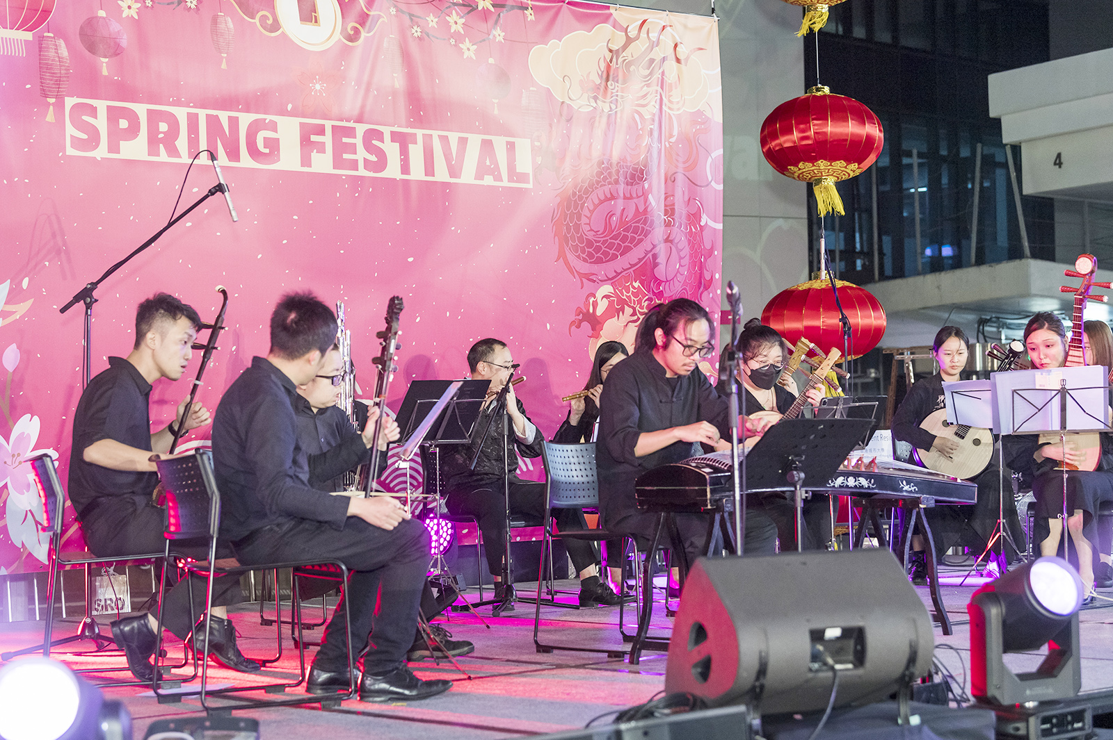 城大中樂團呈獻四首節慶樂曲,包括《迎春花》、《祝福你》、《歡樂年年》和《金蛇狂舞》。