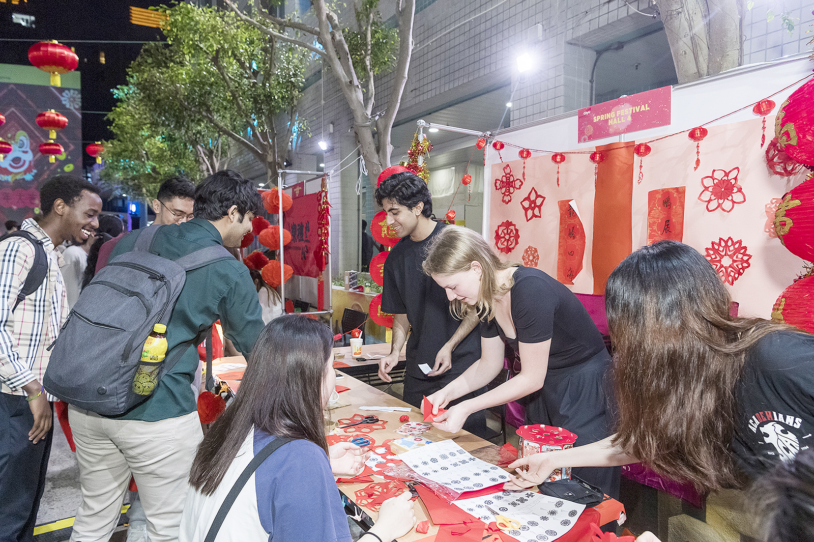 「城．春節」特設賀年食物及遊戲攤位，讓不同國家及地區的學生體驗中國傳統文化。