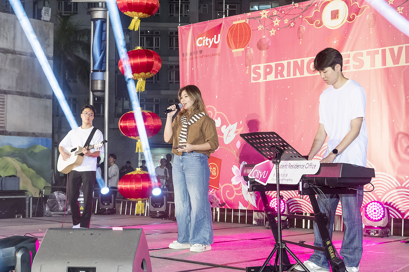 幾位國際學生帶來歌唱表演,透過音樂作文化交流。