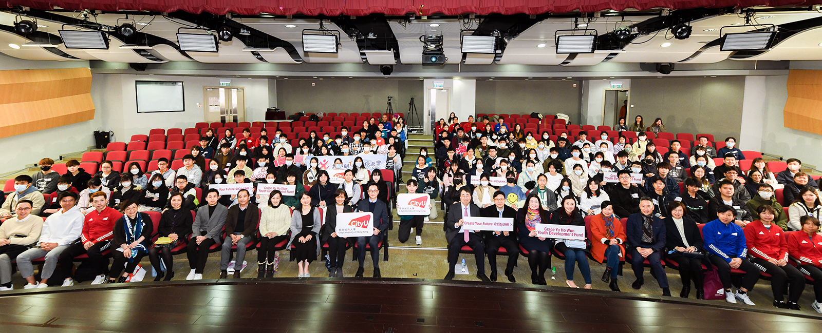 About 120 secondary school students gain valuable insights into the diverse range of undergraduate programmes and student life at CityUHK during the event. 