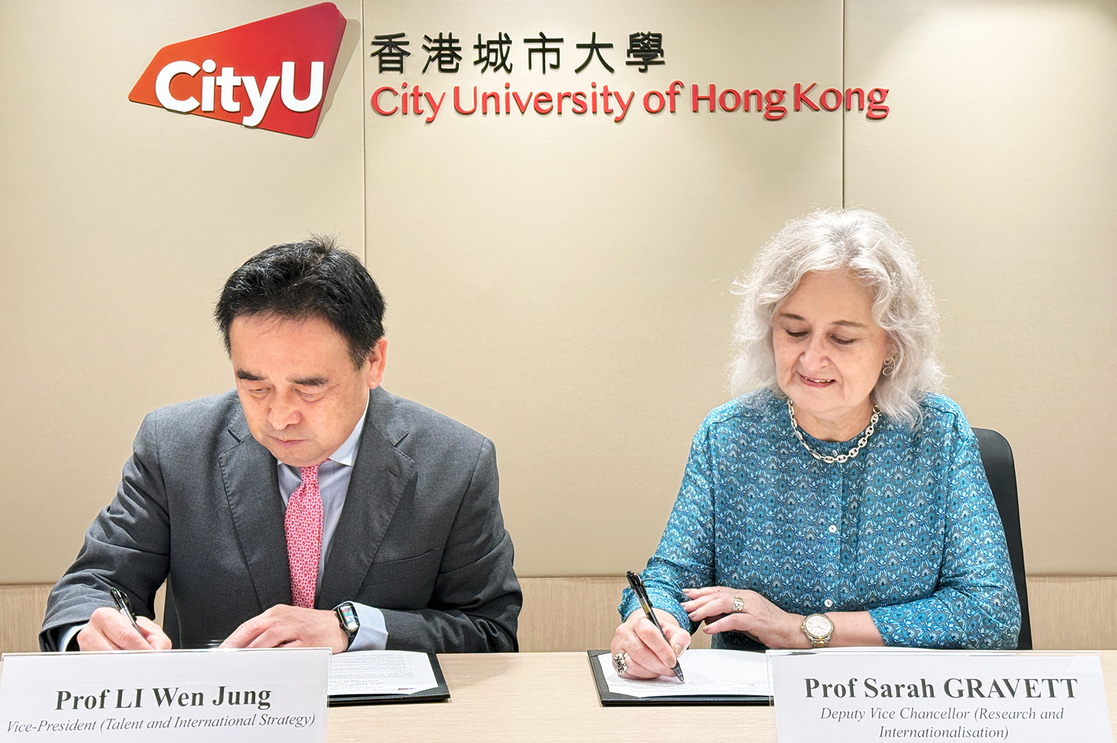 Professor Li (left) and Professor Gravett signed a MoU on academic exchange between the two universities.