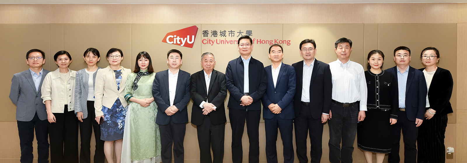 CityUHK’s senior leadership team, including President Boey (seventh from left), receives a delegation led by Mr Wang (seventh from right).