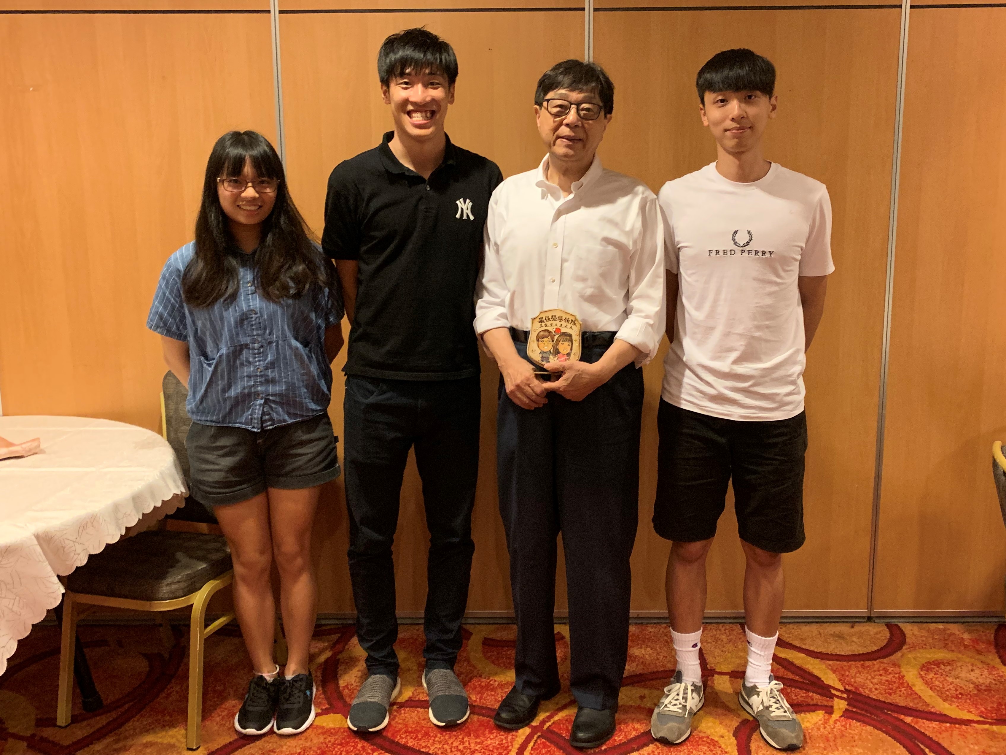 CityU table tennis team members gather with Mr Stewart Wong Sue-toa, Managing Director of Hanison Construction Holdings Limited (2nd from right), to express their gratitude.
