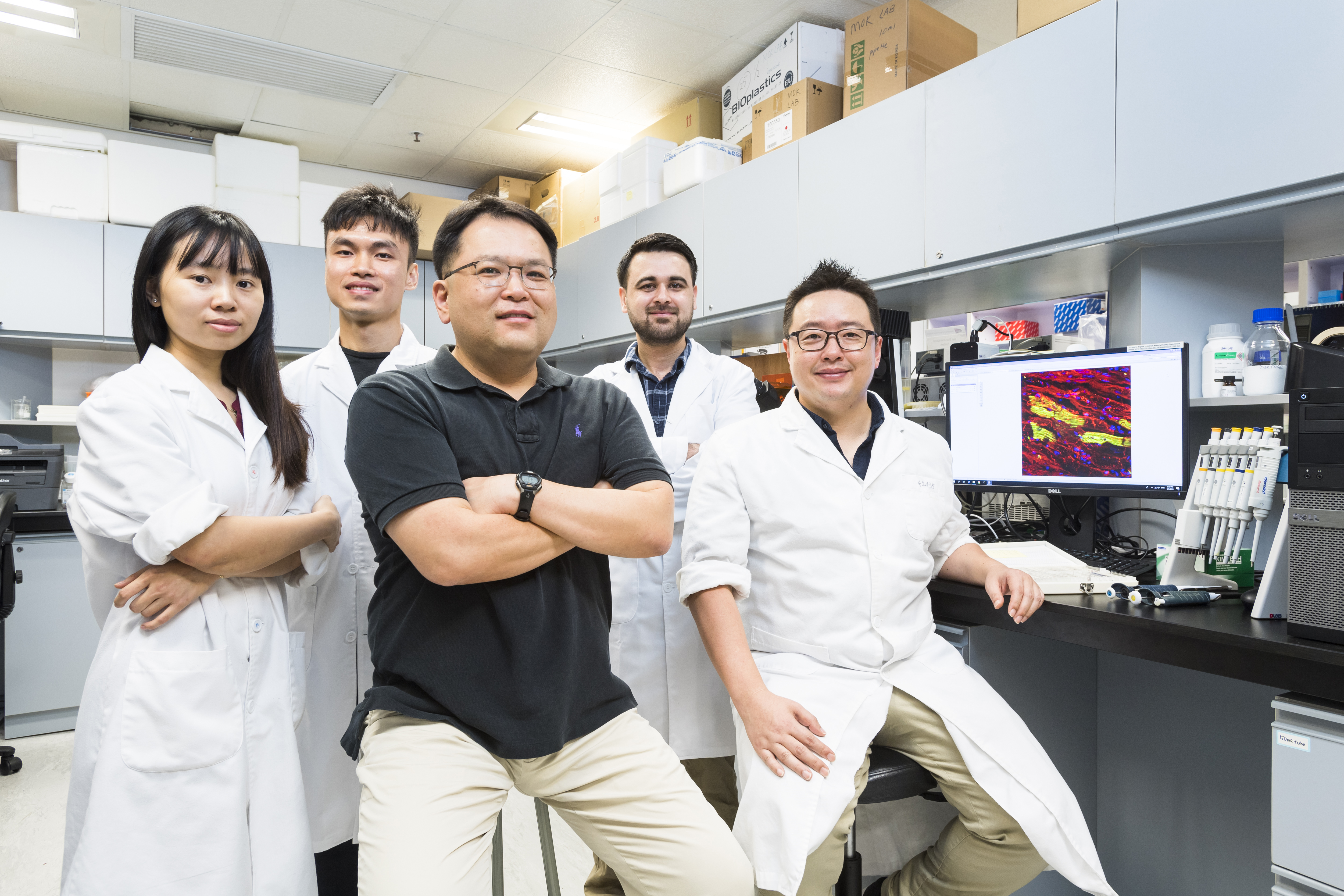 Dr Ban (front middle), PhD student Lee Sunghun (front right) and their research team members from CityU.