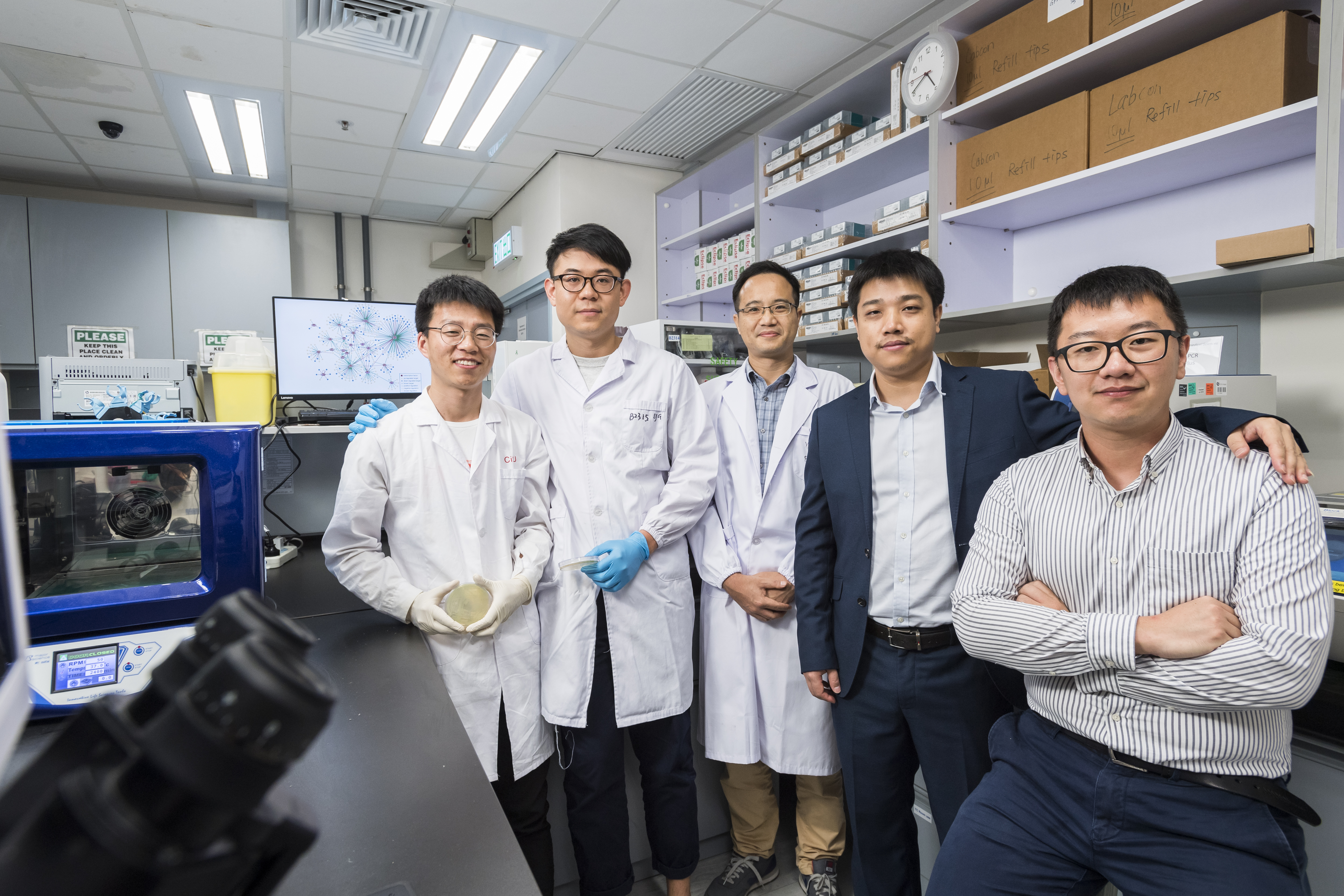 From left to right: Dr Shao Xiaolong, Xie Yingpeng, Dr Deng Xin, Dr Wang Xin and Huang Hao