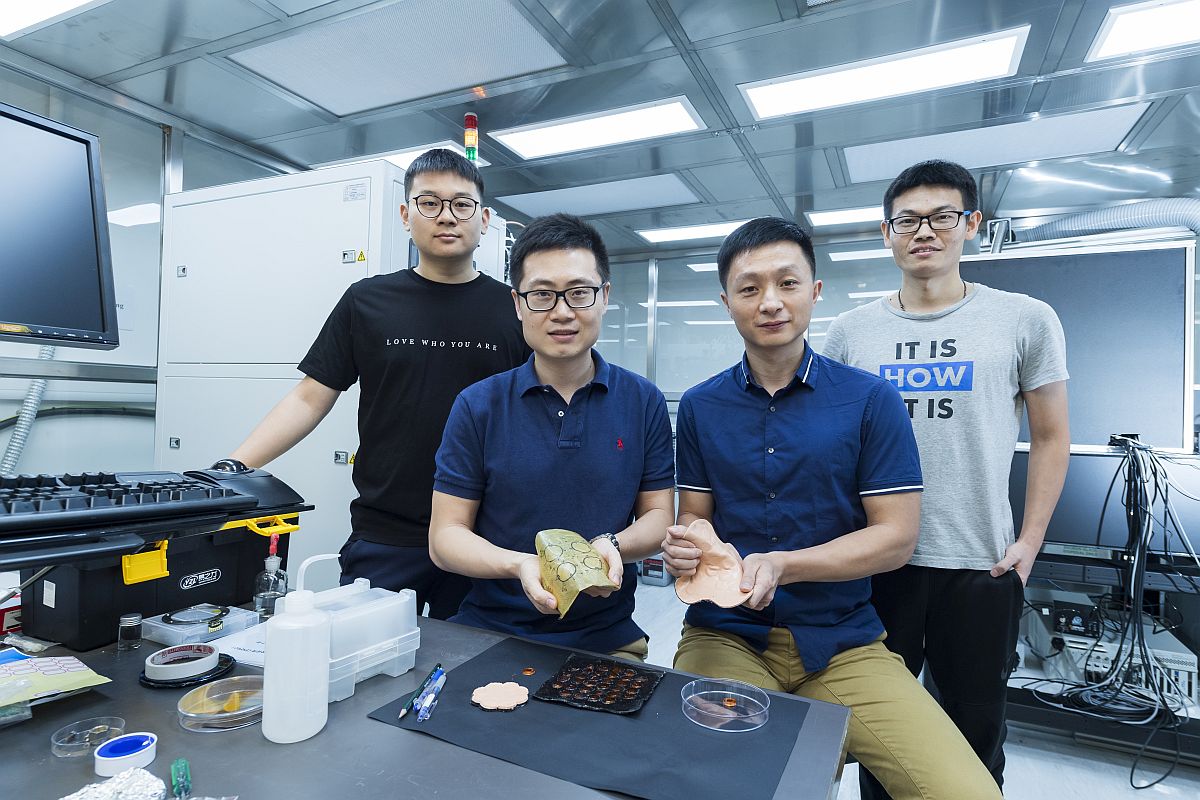 Dr Yu Xinge (left on the front), Dr Xie Zhaoqian (right on the front) and the research team members from City University of Hong Kong