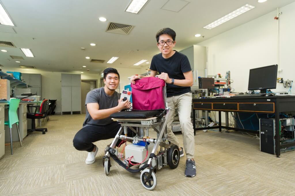 陳子龍(左)與隊友林華盛研發的變形輪椅。