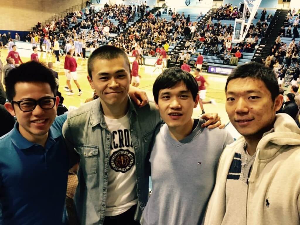 Forest Chan Che (left) enjoyed the campus life in the US, he watched basketball game of Ivy League with his friends.