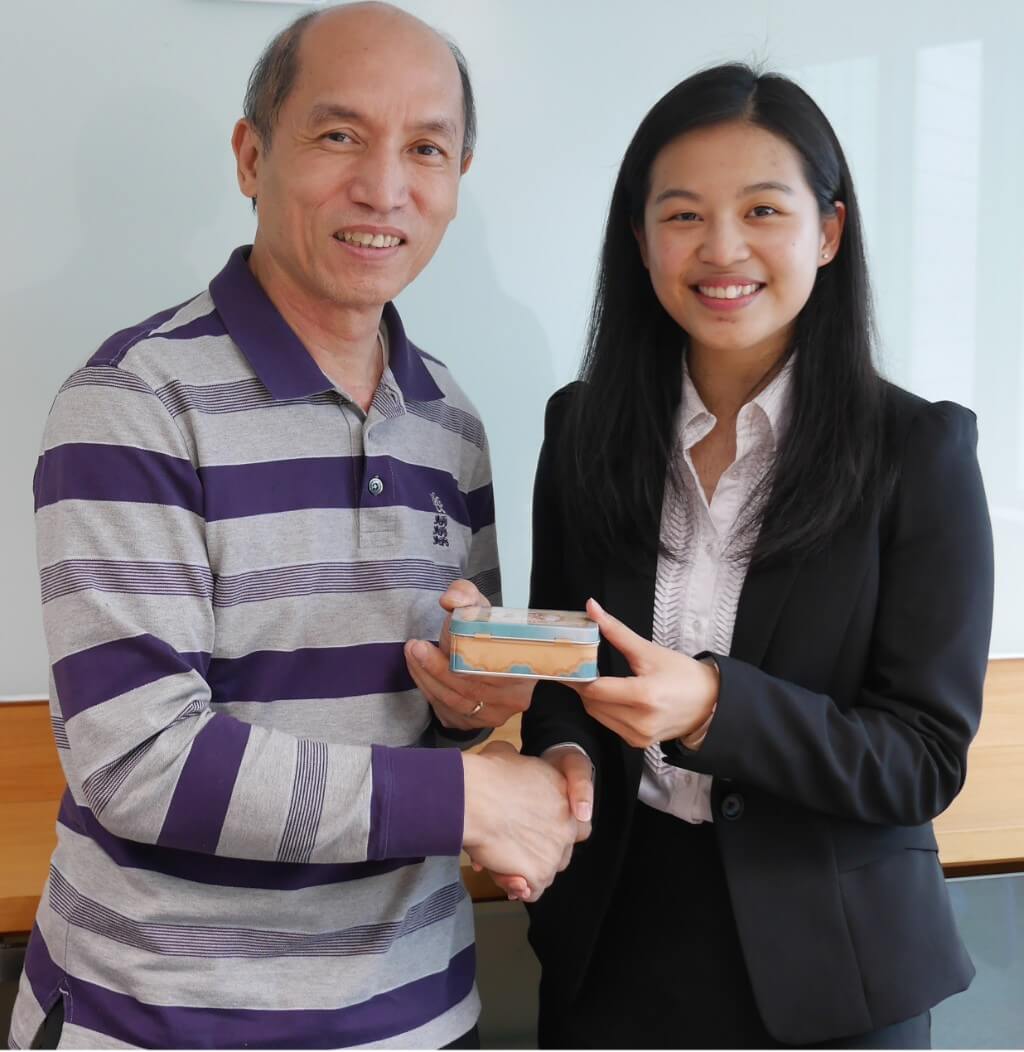 Gigi Yan Ying-fong (right) expresses her gratitude to Mr Wong Tin-chee (left), donor of “Herbalgy Bursary for CityU Columbia University Joint Bachelor’s Degree Students”.