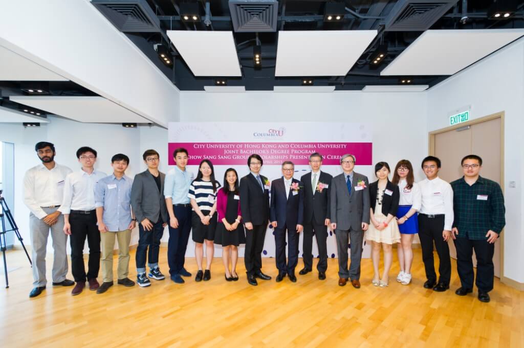 甄瀅舫(左七)出席周生生集團捐贈的獎學金頒贈儀式。