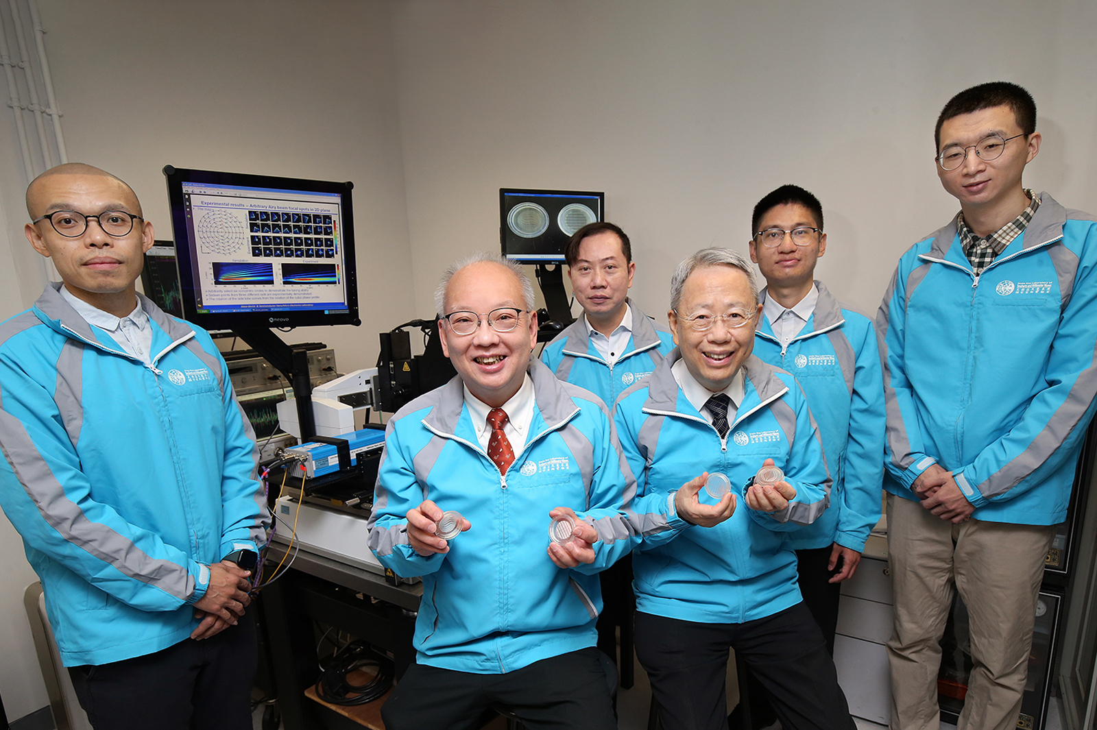 Professor Chan Chi-hou (second from left, front row), Professor Tsai Din-Ping (right, front row) and researchers at CityU have developed a novel tunable terahertz meta-device.