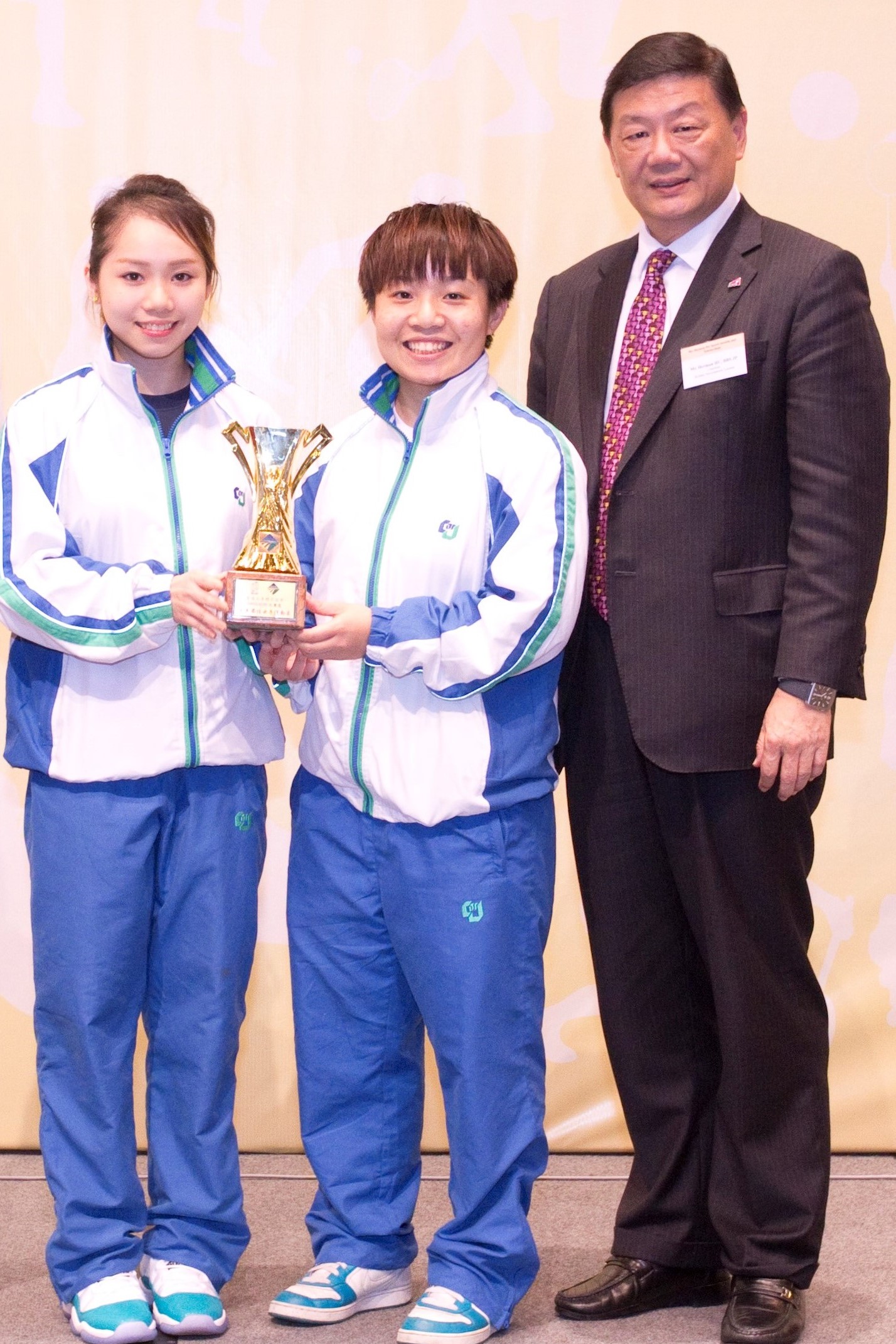 Grace Lau Mo-sheung (left) expresses gratitude to Dr Herman Hu Shao-ming, former Council Chairman (right), for his generous support.