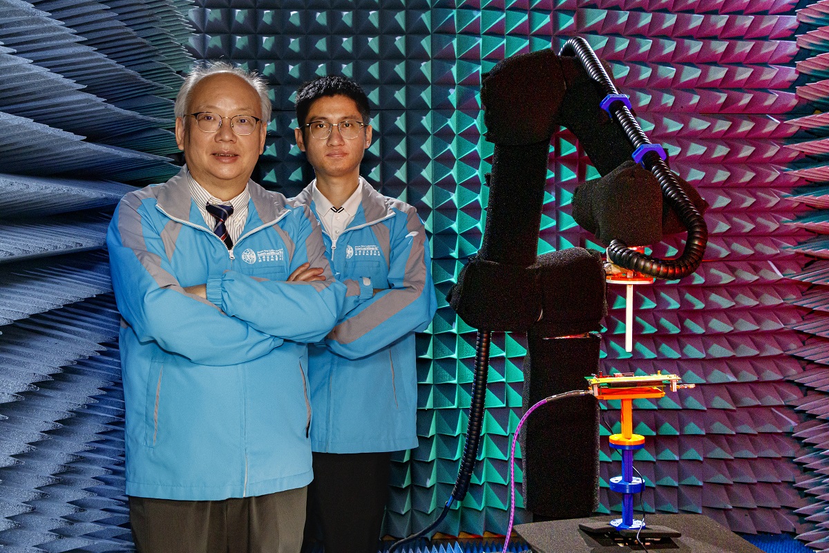 Professor Chan Chi-hou (left), Dr Wu Gengbo, both from the State Key Laboratory of Terahertz and Millimeter Waves at City University of Hong Kong, have developed a new-generation antenna together with researchers at Southeast University. Photo credit: City University of Hong Kong