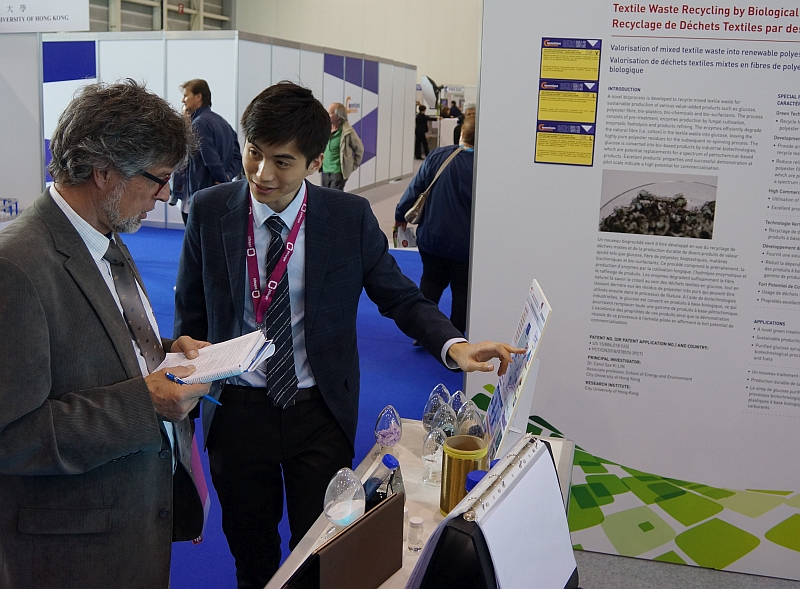 Mr Kwan Tsz-him (right), one of the research team members and PhD student at SEE, explains the bioconversion process to the jury member at the 46th International Exhibition of Inventions of Geneva.