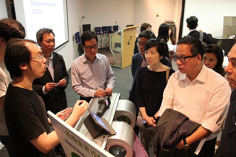Dr Jacky Lai Chun-tak (first from left), PhD graduate of CityU, together with Professor Henry Chung Shu-hung (third from left), Director of Centre for Smart Energy Conversion and Utilization Research and Dr Norman Tse Chung-fai (second from left), Senior Lecturer of Division of Building Science and Technology, introduce the smart thermostat developed by CityU to the HKSTP delegation. Mrs Law encourages the research team actively consider moving to, and being based at, the Science Park.