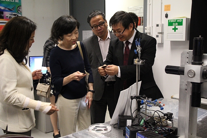 HKSTP delegation visits CityU’s Hong Kong Branch of National Precious Metals Material Engineering Research Centre and Centre for Advanced Structural Materials. Professor Lu Jian (right), CityU’s Vice-President (Research and Technology) and director of the two centres, introduces the latest research work, such as surface mechanical attritions treatment technology and 4D printing ceramics, to the delegation.